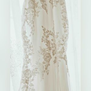 Sottero Fontaine with an ivory under lay with bustle. Paid $2000 NEGOTIABLE